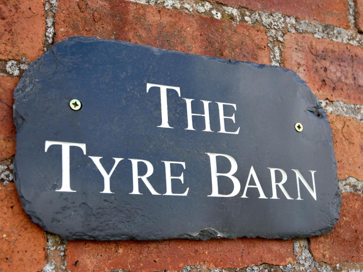 The Tyre Barn Villa Whitchurch  Exterior photo